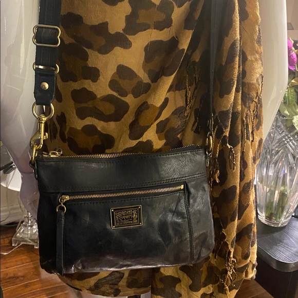 Coach poppy black bag you can wear as crossbody with gold zipper - Picture 2 of 12